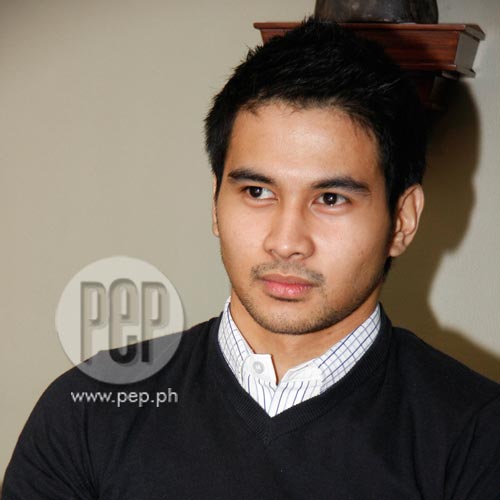 Aside from doing projects for his mother network, ABS-CBN, Star Magic talent Joem Bascon was also managed to play a character in TV5&#39;s Hush Hush. - bab6f1e3c