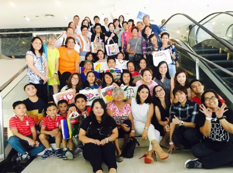 Heart Evangelista conducts bag painting class for a hospital's cancer  support group