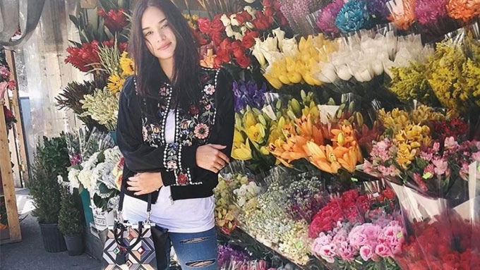 Pia Wurtzbach's designer bag is simple and sleek