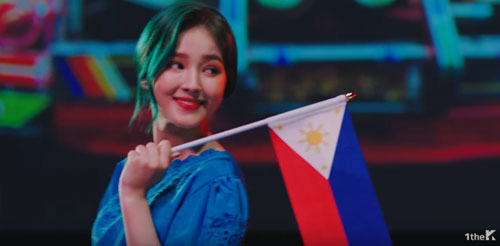 Nancy Of Momoland The Lookalike Of Liza Soberano Holds Up Ph Flag In