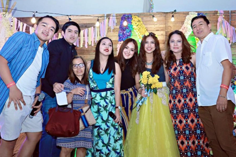 IN PHOTOS: Maine Mendoza gets birthday surprise from fans | PEP.ph