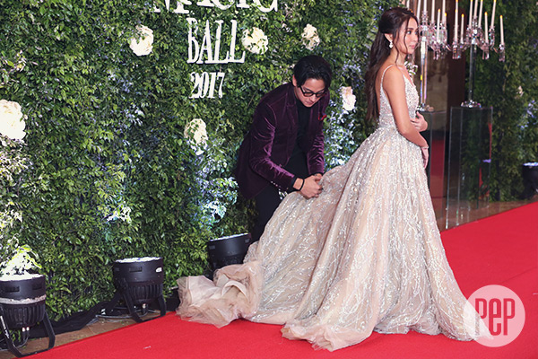 Candid moments caught on the red carpet of Star Magic Ball 2017 | PEP.ph