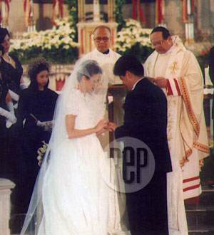 Dawn Zulueta New Rising Pep Ph Dawn Was Not Hy That The Photographer Missed All Important Serious Kiss Scene Hily He Did Capture Equally Exchanging Of Vows And