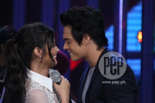 IN PHOTOS: Liza Soberano has wardrobe malfunction; Enrique Gil kisses ...