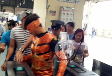 Moron 5.2 stars ride the MRT in their superhero costumes | PEP.ph