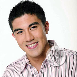 Luis Manzano bares his behind in 'Ang Cute ng Ina Mo'