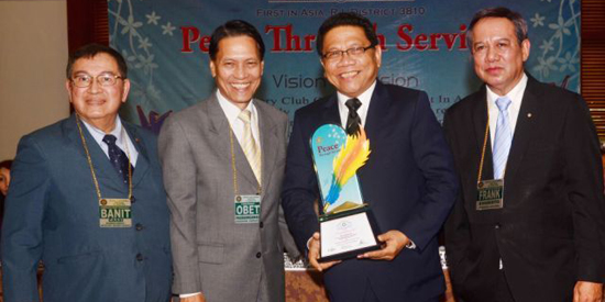 Mike Enriquez receives Broadcast Journalist for TV award from Manila ...