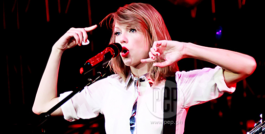 Taylor Swift Gives Out Love Advice During Her Red Tour