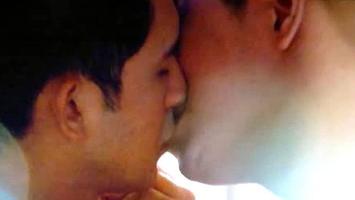 Gay couple, nag-kiss nang live sa Eat Bulaga! | PEP.ph