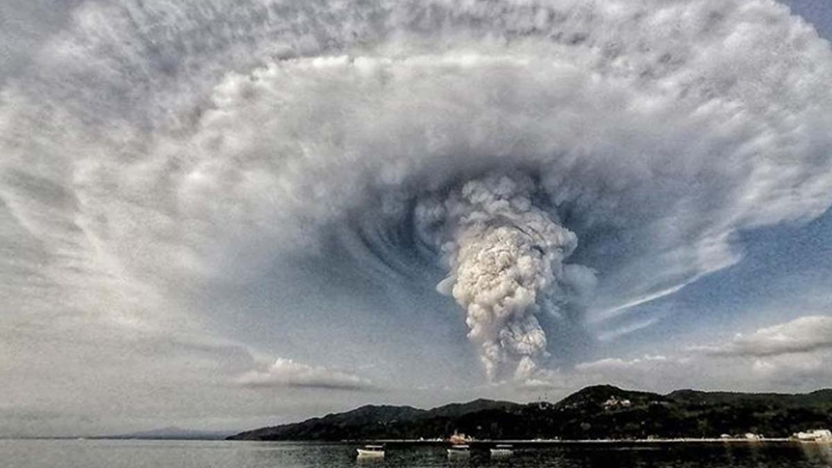 [Image: taal-volcano-eruption-1578830655.jpg]