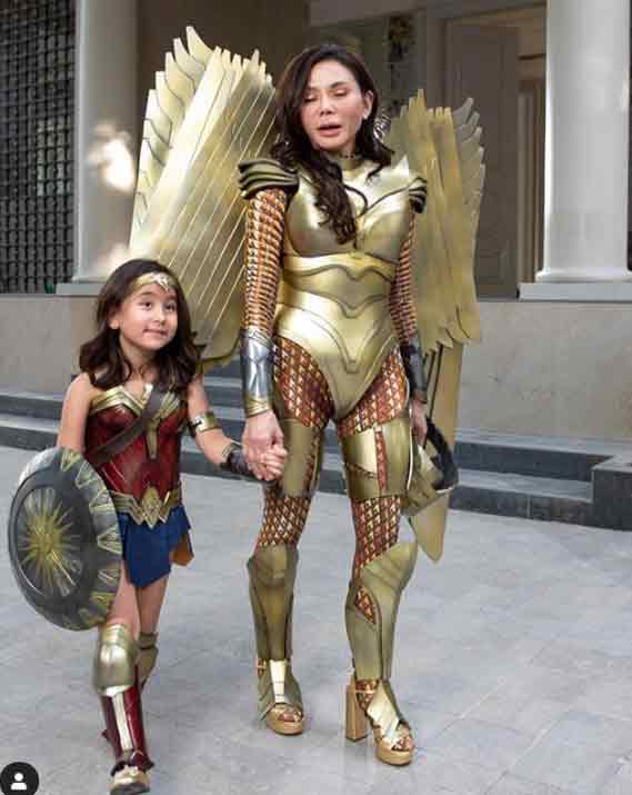 Scarlet Snow Belo and Vicki Belo Wonder Woman Halloween Costumes
