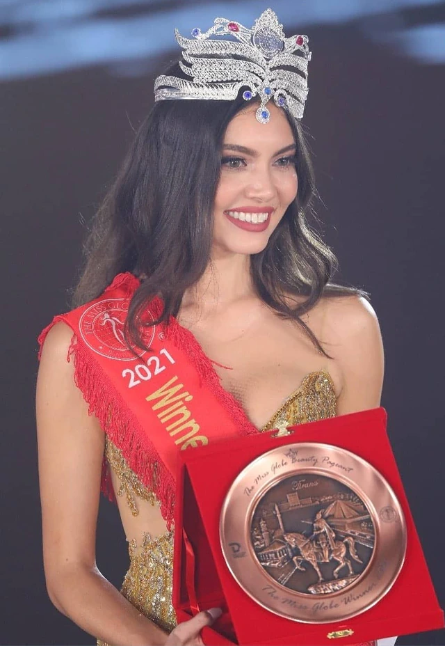 Miss Globe 2021 Maureen Montagne with crown and sash