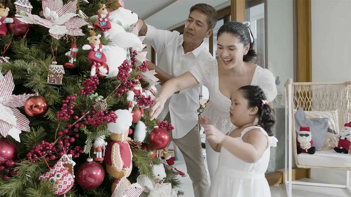 Vic Sotto, Pauleen Luna, and Tali Sotto beside their Christmas tree