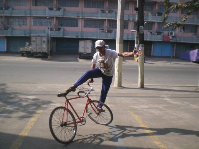 lolo bike stunts