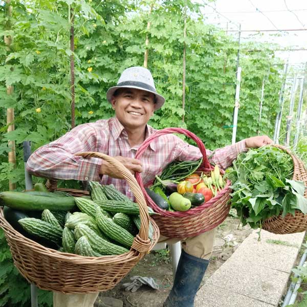 Lino Gutierrez Mandigma showing his harvest