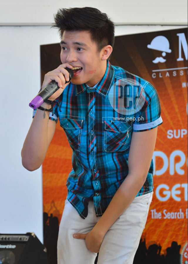 kimpoy feliciano singing in an event