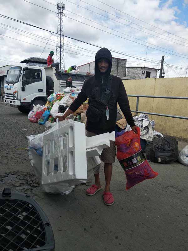 Nhoda Muñoz collecting garbage