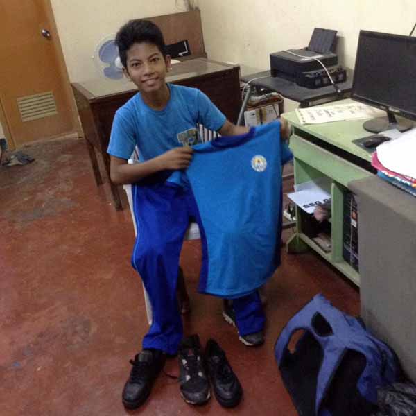 A student who received PE uniform and shoes.