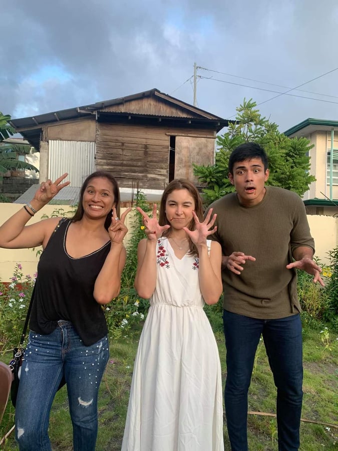 (L-R) Pola, Oriental Mindoro mayor Jennifer Mindanao-Cruz with Bahay na Pula lead stars Julia Barretto and Xian Lim