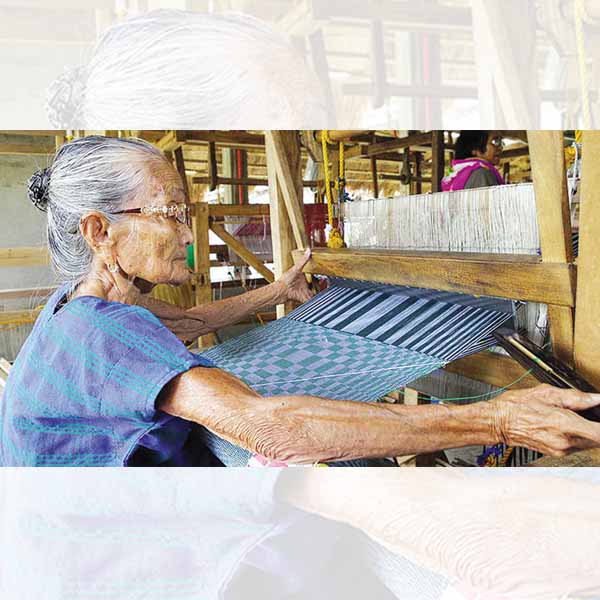 Lola Magdalena Gamayo weaving.