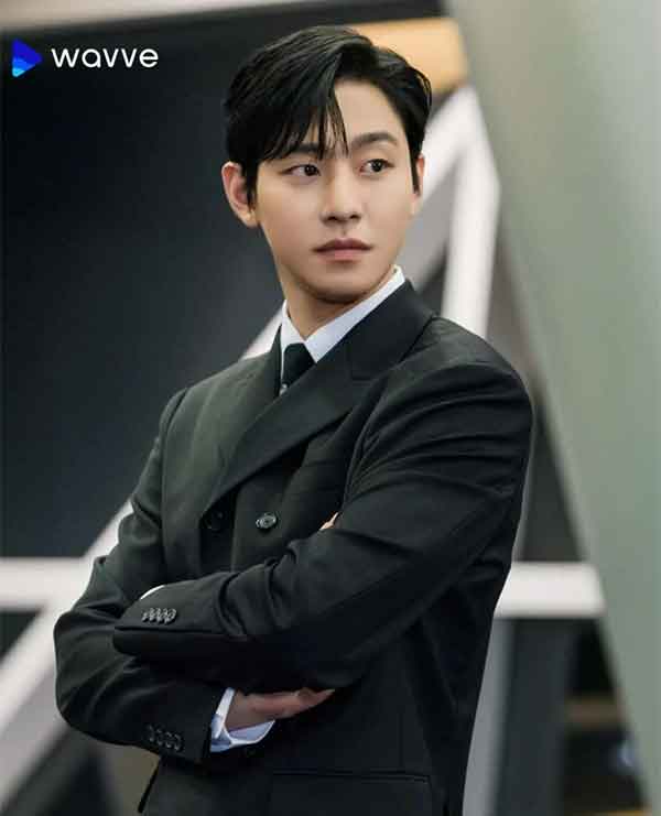 Ahn Hyo-seop has the aura of a rich and handsome CEO.

