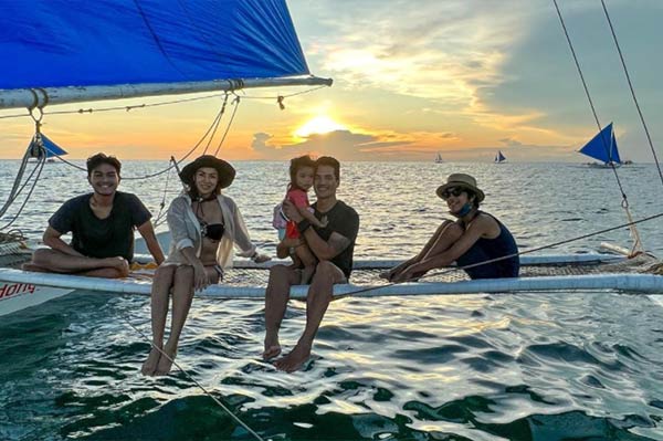 Maurie, Aubrey, Rocket, Troy, and Hunter in Boracay