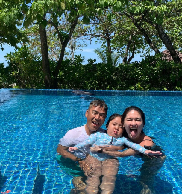 Vic Sotto, Pauleen Luna, and Tali swimming in Palawan