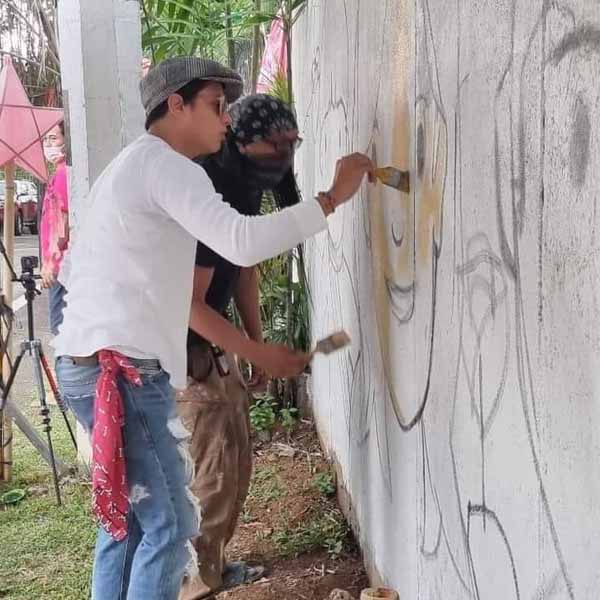 Daniel Padilla spotted participating in a Leni-Kiko mural painting session in a subdivision in Quezon City.