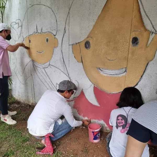 Daniel Padilla spotted participating in a Leni-Kiko mural painting session in a subdivision in Quezon City.