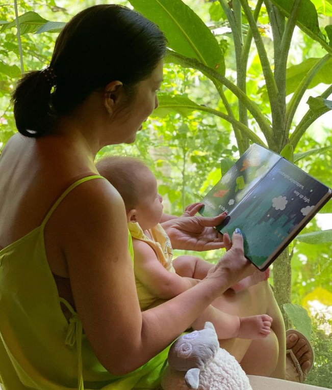 Alice Dixson and Baby Aura reading