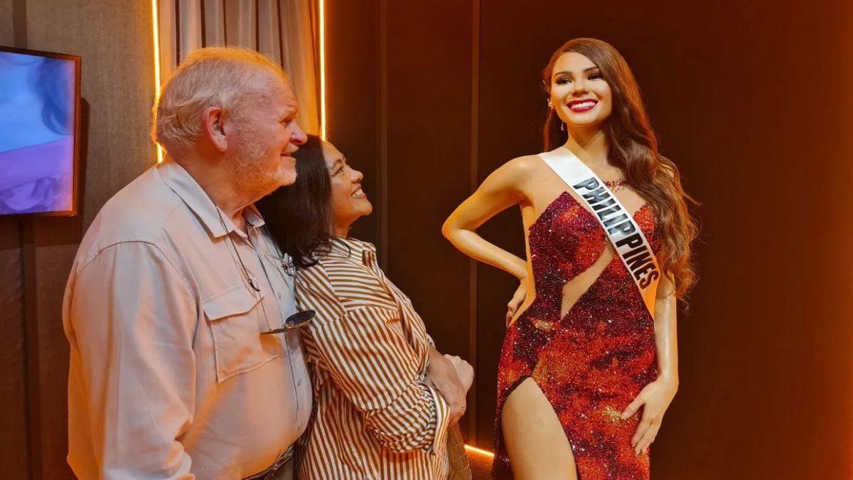 Catriona's parents, Ian and Mita Gray, meet the beauty queen's "twin sister" at Madame Tussauds Singapore