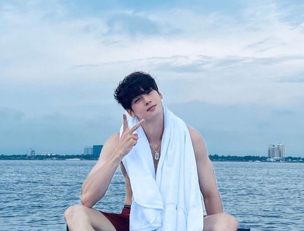 Cha Eun Woo flaunts his abs for the first time, making fans go crazy