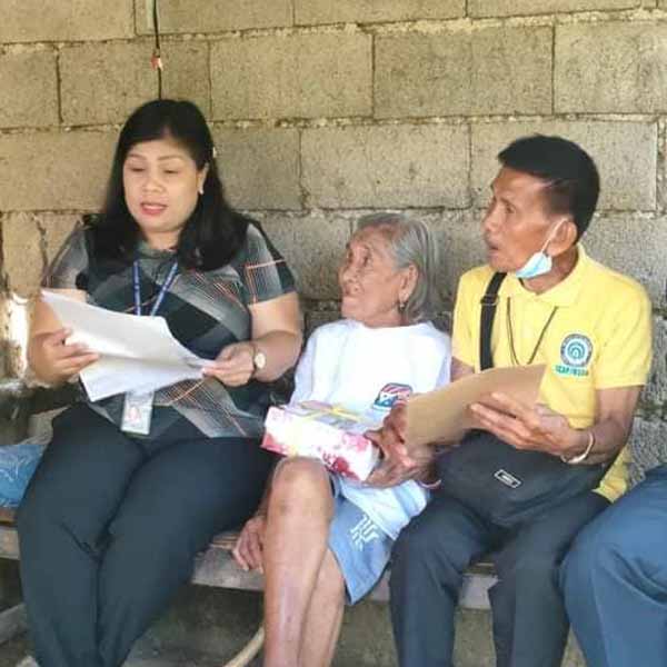Lola Apolinaria Arzaga Sumandal with local officials