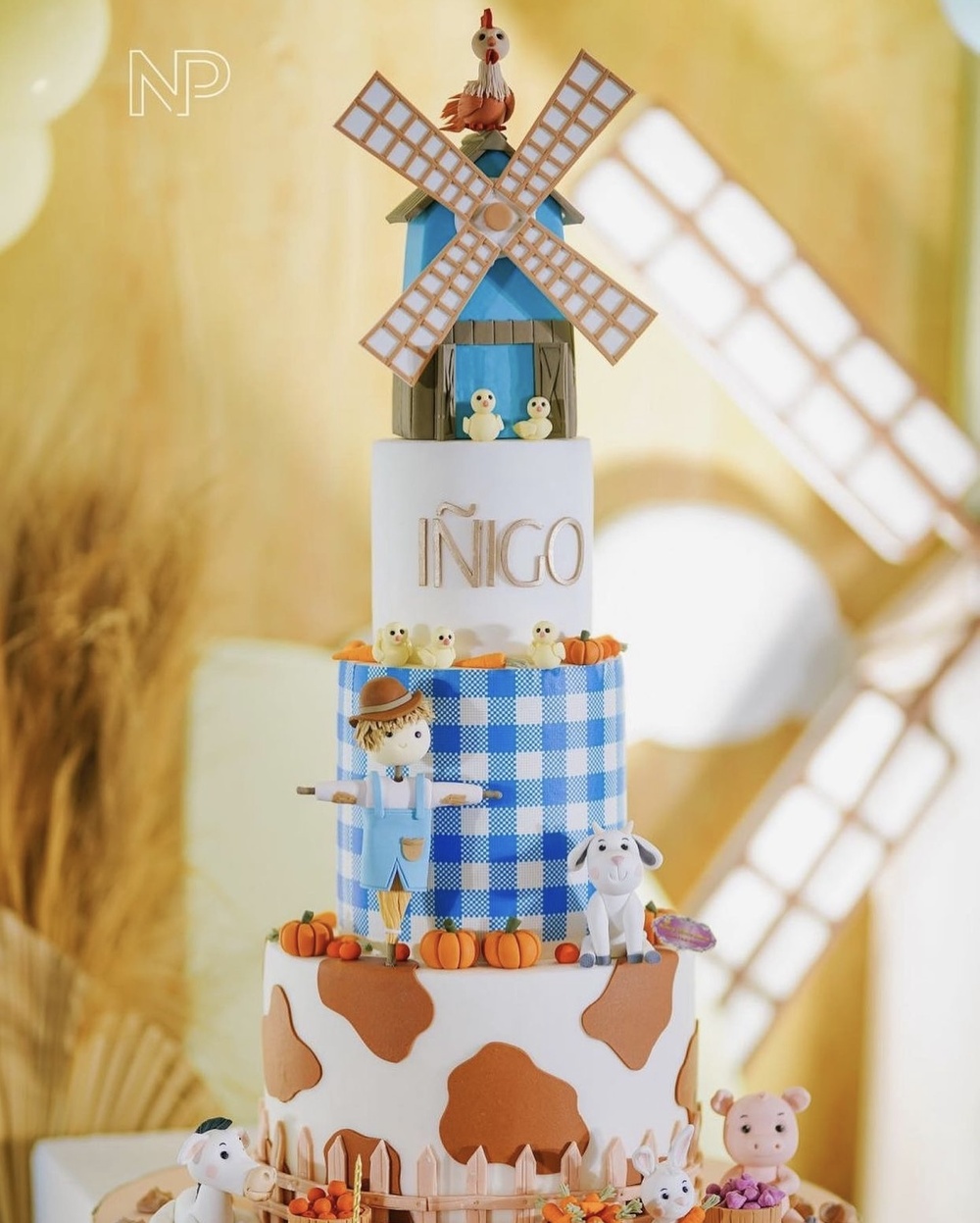 Iñigo's birthday cake is a farm-inspired cake with a windmill candy.