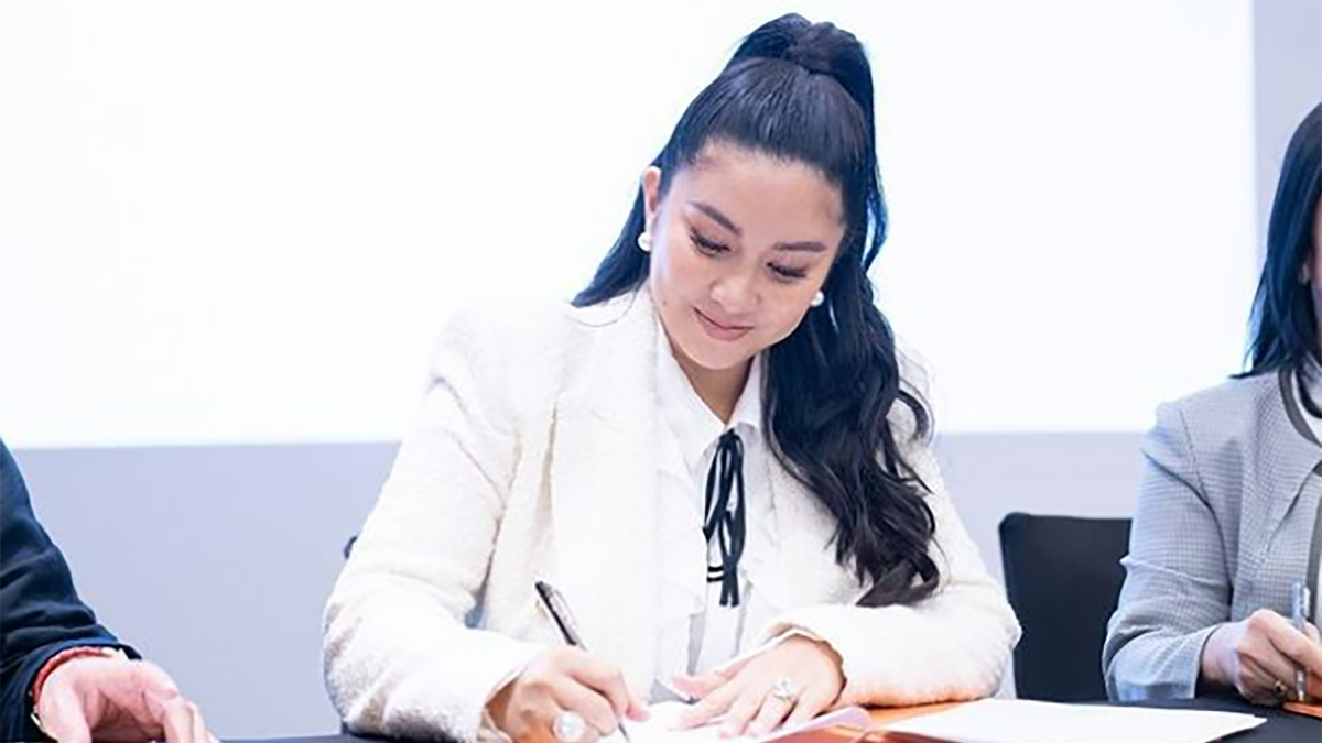 mariel rodriguez contract signing