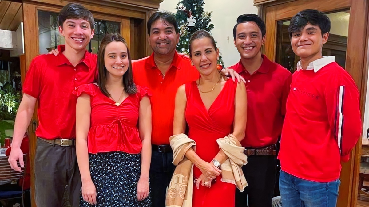 Maritoni Fernandez and her blended family: (L-R) Diego Dayrit, Lexi Fernandez, husband Mon Dayrit, herself, Julian Dayrit, and Liam Sarmiento.