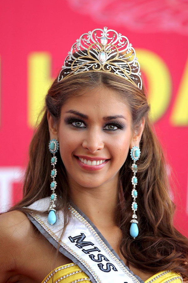 Miss Universe 2008 Dayana Mendoza wearingt her crown