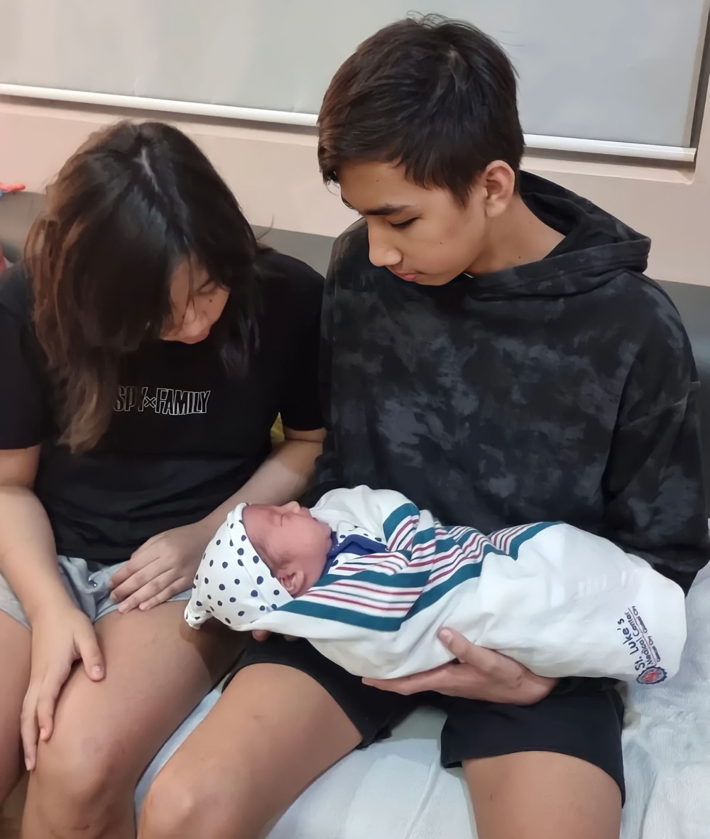 Anielle Micaela Pingris and Jean Michel Pingris meet their baby brother Jean-Luc Pingris