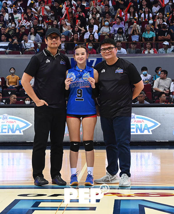 Analain Salvador was named MVP and Best Hitter at Star Magic All-Star Games 2023's volleybal event. Also in photo: Star Magic head Laurenti Dyogi and ABS-CBN executive Jun Santiago