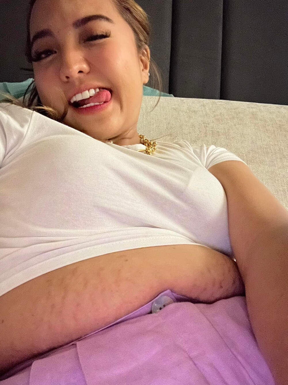 Viy Cortez flaunts postpartum body featuring potbelly full of stretch marks