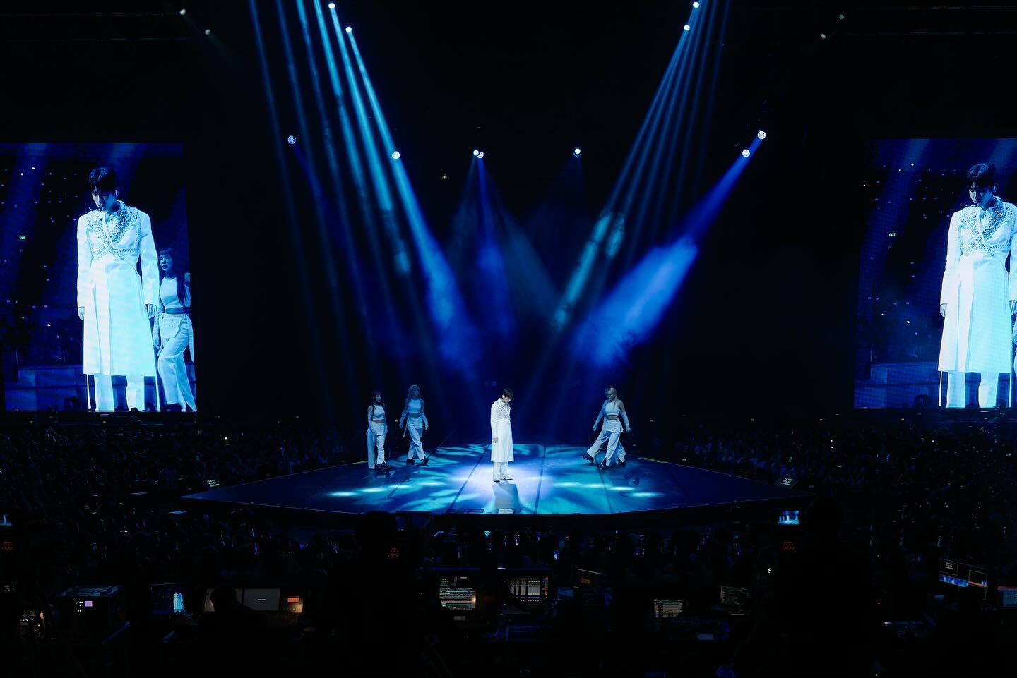EXO, Baekhyun performing at Lonsdaleite Asia Tour in Manila