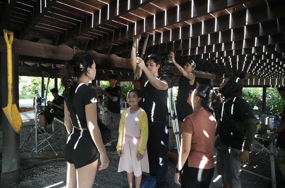 Sina Xian Lim at Iris Lee ay nag-e-enjoy sa isang gabi sa Cinéma de la Plage — mga teatro sa labas ng Cannes Film Festival sa France, dalawang araw pagkatapos kunan ng pelikula ang Kuman Thong sa Bangkok, Thailand.