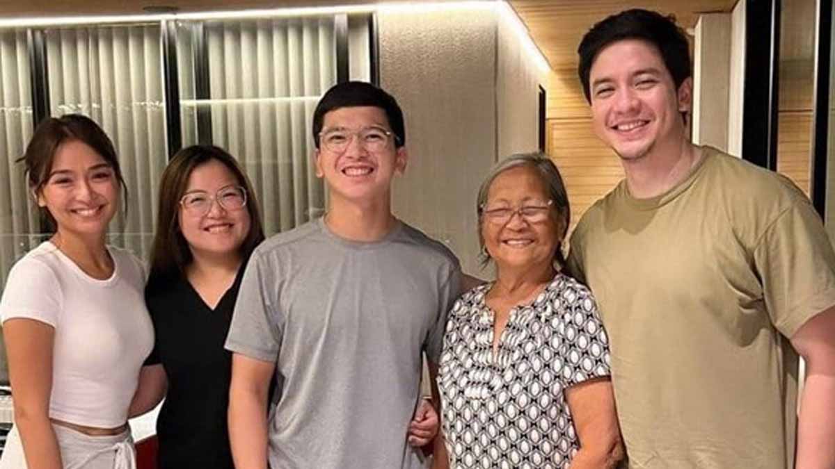 Photo of Kathryn Bernardo and Alden Richards with the family of the actress