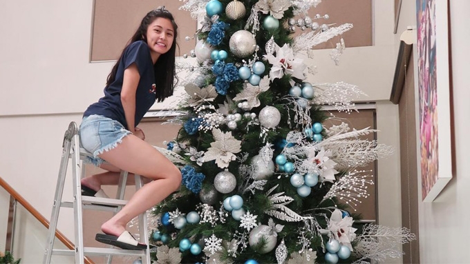 Why Kim Chiu personally puts up theÂ Christmas tree in her home | PEP.ph